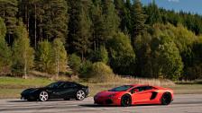 V12 mot V12! Ferrari F12 vs LP700-4 mot Lamborghini Aventador vem vinner?